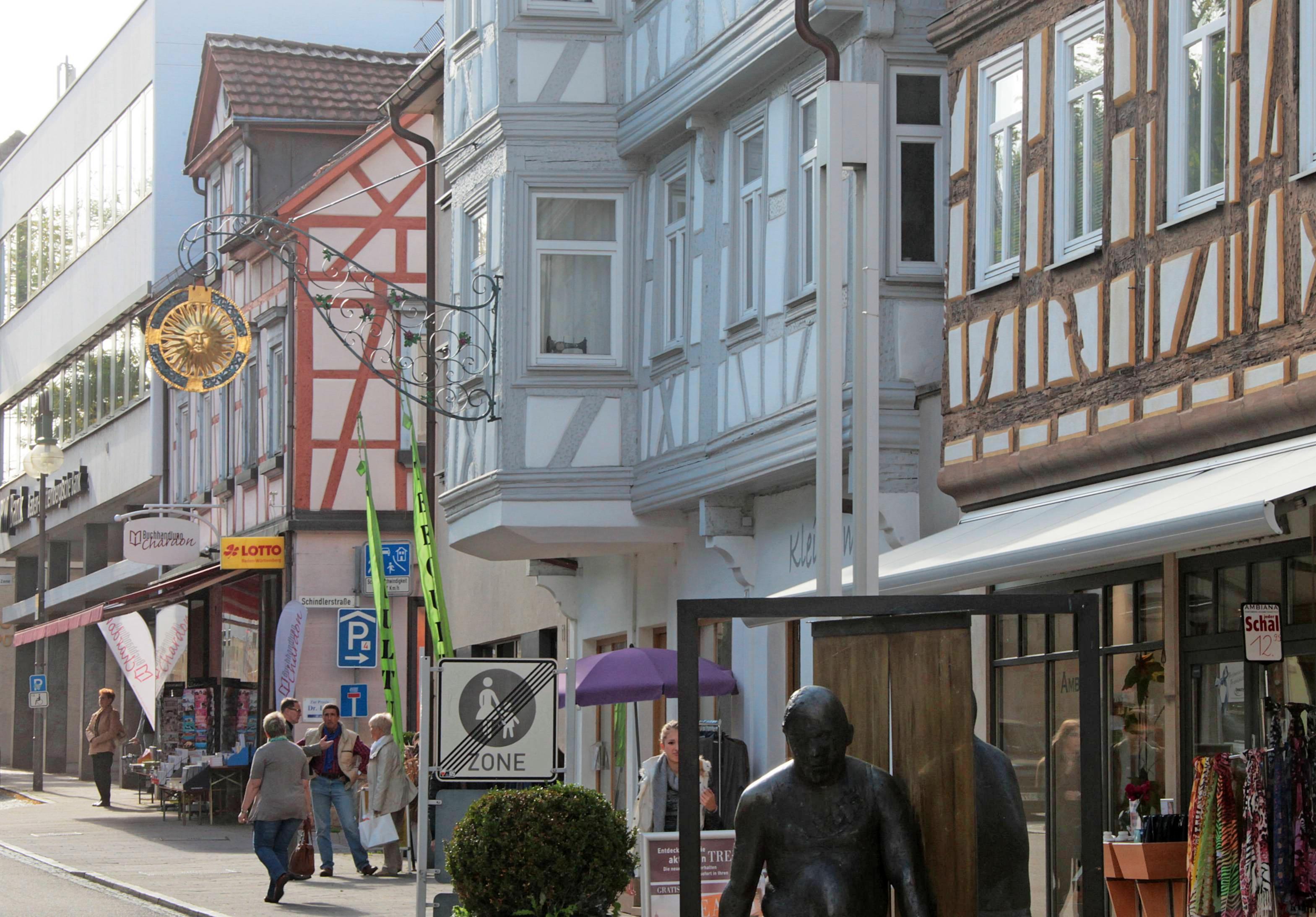 An den „Shopping Lights“ im Herzen von Neckarsulm beteiligen sich mehr als 30 Geschäfte mit vielen Aktionen und einem attraktiven Gewinnspiel. Fotos: Archiv/Sawatzki An den „Shopping Lights“ im Herzen von Neckarsulm beteiligen sich mehr als 30 Geschäfte mit vielen Aktionen und einem attraktiven Gewinnspiel. Fotos: Archiv/Sawatzki