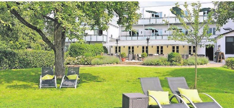 Das Kurhotel Drei Birken bietet eine Sonnenterrasse mit Liegewiese zum Entspannen und Verweilen.Š Fotos: Dirk Holst Das Kurhotel Drei Birken bietet eine Sonnenterrasse mit Liegewiese zum Entspannen und Verweilen.Š Fotos: Dirk Holst