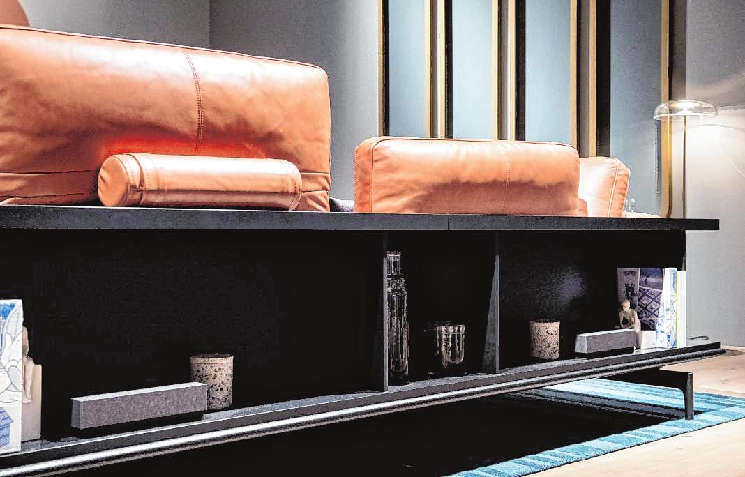Die neuen Möbel haben Mehr-Wert : Die Rückwand des Sofas Liv von Rolf Benz etwa ist in dieser Ausführung des Systems ein offenes Regal (Bild links). Und die Armatur von Naber lässt sich um 90 Grad abkippen und im Spülbecken absenken. Mit einem Holzbrett darüber ist die Spüle als Arbeitsfläche nutzbar (Bild rechts). Die neuen Möbel haben Mehr-Wert : Die Rückwand des Sofas Liv von Rolf Benz etwa ist in dieser Ausführung des Systems ein offenes Regal (Bild links). Und die Armatur von Naber lässt sich um 90 Grad abkippen und im Spülbecken absenken. Mit einem Holzbrett darüber ist die Spüle als Arbeitsfläche nutzbar (Bild rechts).