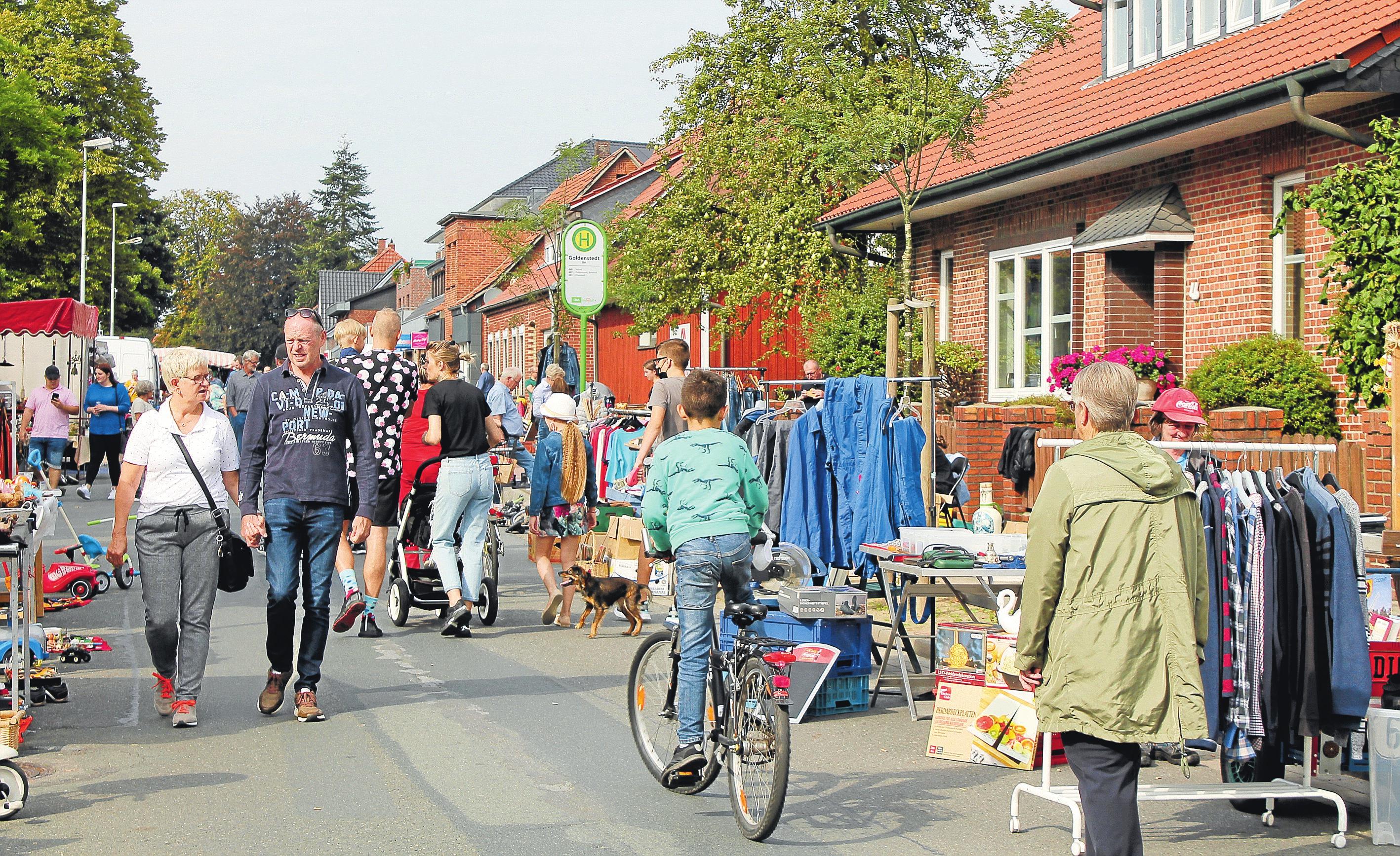 Auf Schatzsuche: Bummeln über den Flohmarkt macht einfach viel Spaß. Foto: Fischer