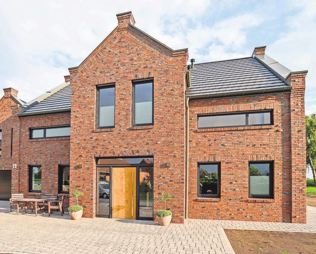 Holz-Aluminium-Fenster und eine Haustür mit Holz-Türflügel von Kowa geben einem Haus ein attraktives Äußeres. Foto: Kowa.de Holz-Aluminium-Fenster und eine Haustür mit Holz-Türflügel von Kowa geben einem Haus ein attraktives Äußeres. Foto: Kowa.de