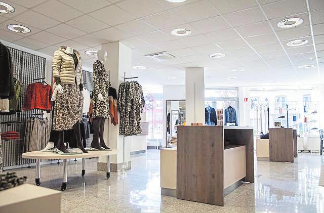 Mitten in der neuen Damenabteilung werden jede Woche sogenannte Looks an Mannequins vorgestellt.