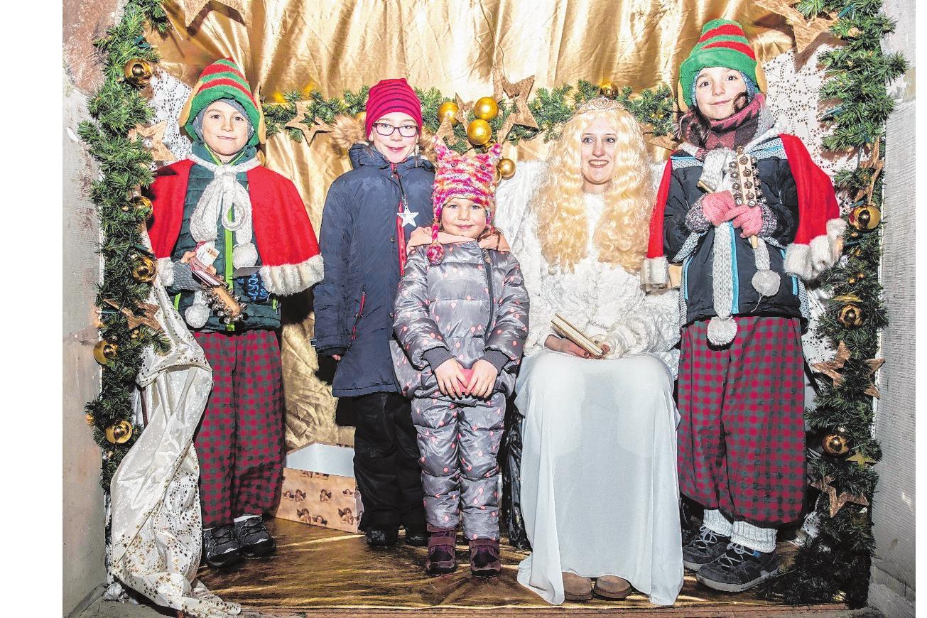 Gerne nutzen die Kinder die Gelegenheit, sich mit dem Christkind fotografieren zu lassen. FOTO: REN`E RUPRECHT Gerne nutzen die Kinder die Gelegenheit, sich mit dem Christkind fotografieren zu lassen. FOTO: REN`E RUPRECHT