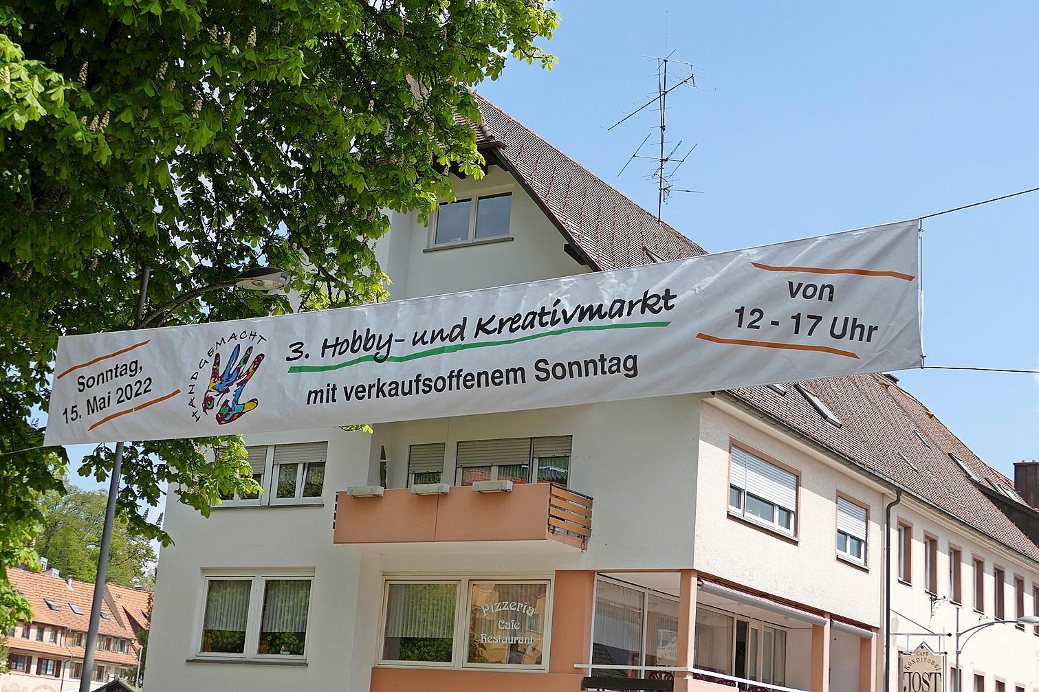 Ein Banner kündigt das Ereignis unter dem Motto „handgemacht“ an. FOTO: KÜHNEMUND
