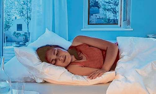 Ruhig und ungestört schlafen: Pollenschutzgitter sind heute so wirkungsvoll, dass Allergiker die Nacht sogar bei offenem Fenster verbringen können Foto: tesa