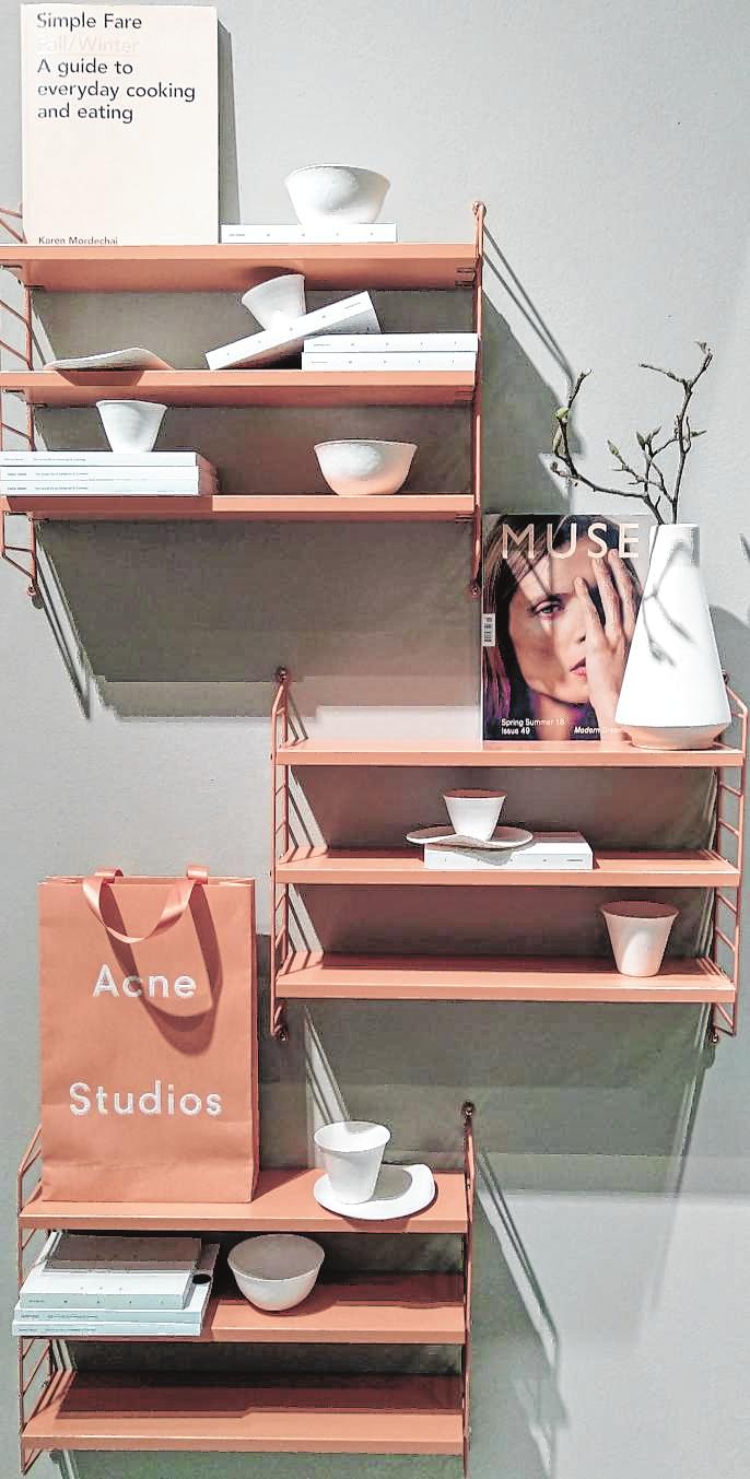 Der sonst für dezent gehaltene Möbel bekannte Regalhersteller String bringt 2019 einen Farbkick in pudrigem Rosa heraus. Der sonst für dezent gehaltene Möbel bekannte Regalhersteller String bringt 2019 einen Farbkick in pudrigem Rosa heraus.