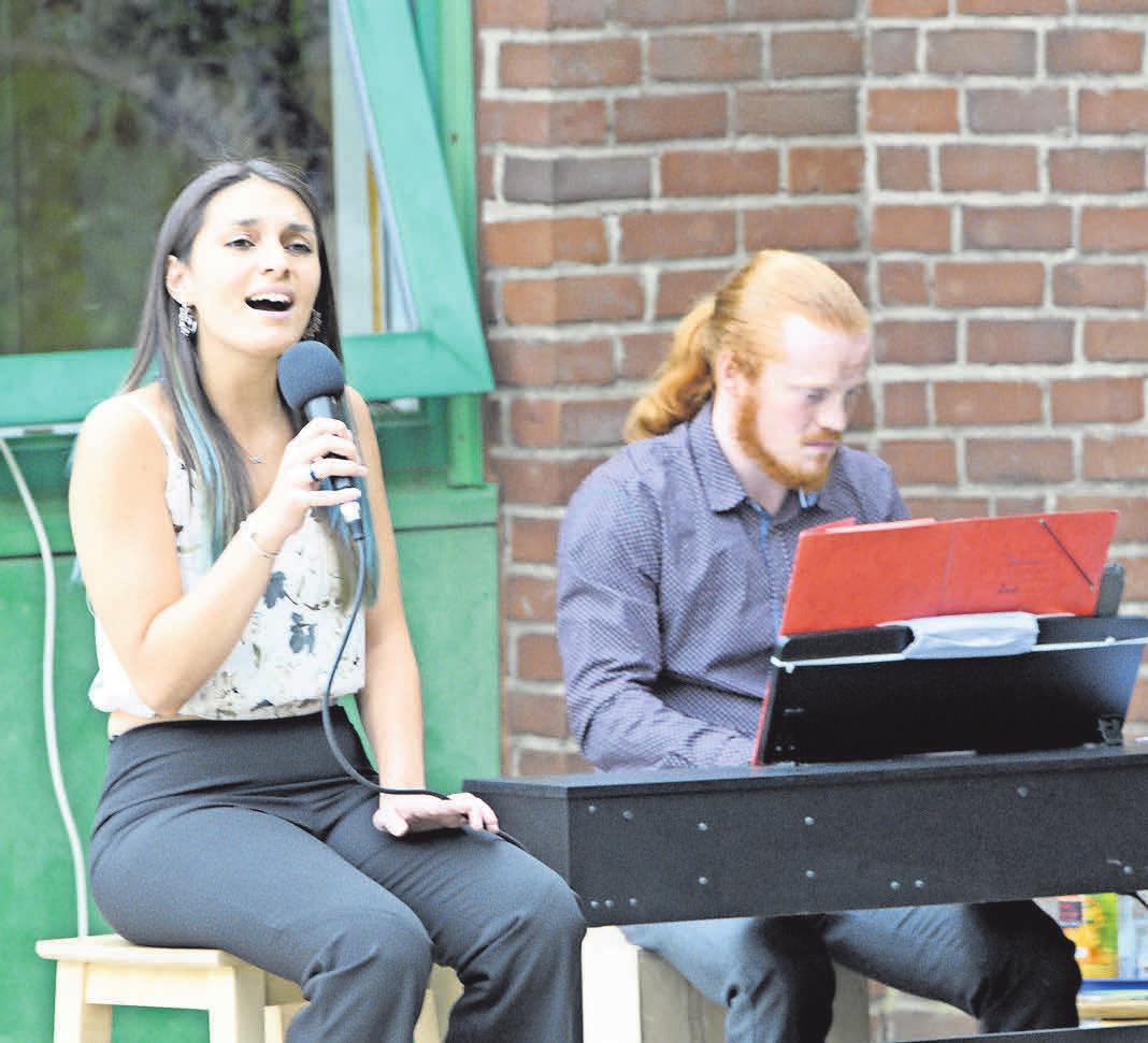 Sängerin Vanessa Figueroa und Jonatan Morgenstern am Klavier geben ein Konzert im Garten des Kinderkrankenhauses Auf der Bult. Foto: Mark Bode Sängerin Vanessa Figueroa und Jonatan Morgenstern am Klavier geben ein Konzert im Garten des Kinderkrankenhauses Auf der Bult. Foto: Mark Bode