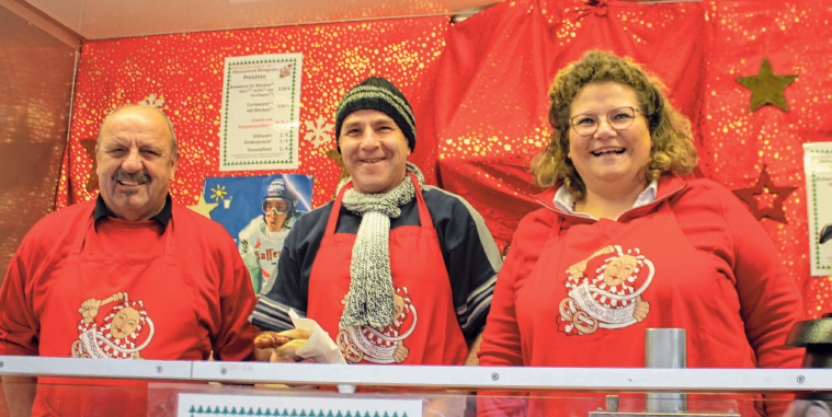 Der liebevoll ausgerichtete Nikolausmarkt in Weingarten erfreut sich seit 41 Jahren großer Beliebtheit bei Besuchern und Standbetreibern. Fotos: rosa Laner Der liebevoll ausgerichtete Nikolausmarkt in Weingarten erfreut sich seit 41 Jahren großer Beliebtheit bei Besuchern und Standbetreibern. Fotos: rosa Laner