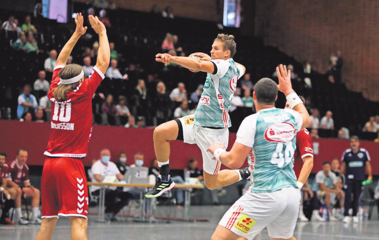Fabian Böhm hebt im Testspiel gegen den VfL Lübeck-Schwartau zum Sprungwurf ab, beobachtet von Ilija Brozović. Foto: Florian Petrow (2) Fabian Böhm hebt im Testspiel gegen den VfL Lübeck-Schwartau zum Sprungwurf ab, beobachtet von Ilija Brozović. Foto: Florian Petrow (2)