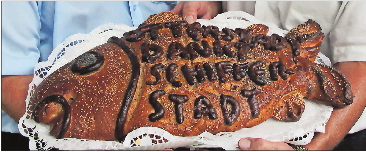Wird von einem Bäcker aus Brühl gebacken: der Karpfen aus Brotteig. ARCHIVFOTO: KRAUS Wird von einem Bäcker aus Brühl gebacken: der Karpfen aus Brotteig. ARCHIVFOTO: KRAUS