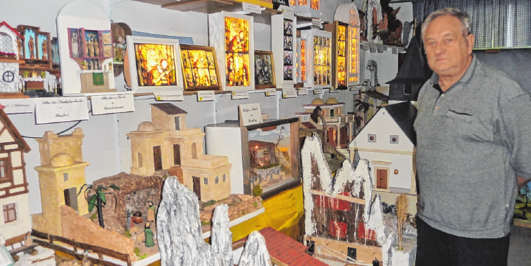 Krippenbauer Walther Kestler stellt am Kunsthandwerkermarkt in der Rathaushalle aus. FOTO: HACHEM FARMAND Krippenbauer Walther Kestler stellt am Kunsthandwerkermarkt in der Rathaushalle aus. FOTO: HACHEM FARMAND