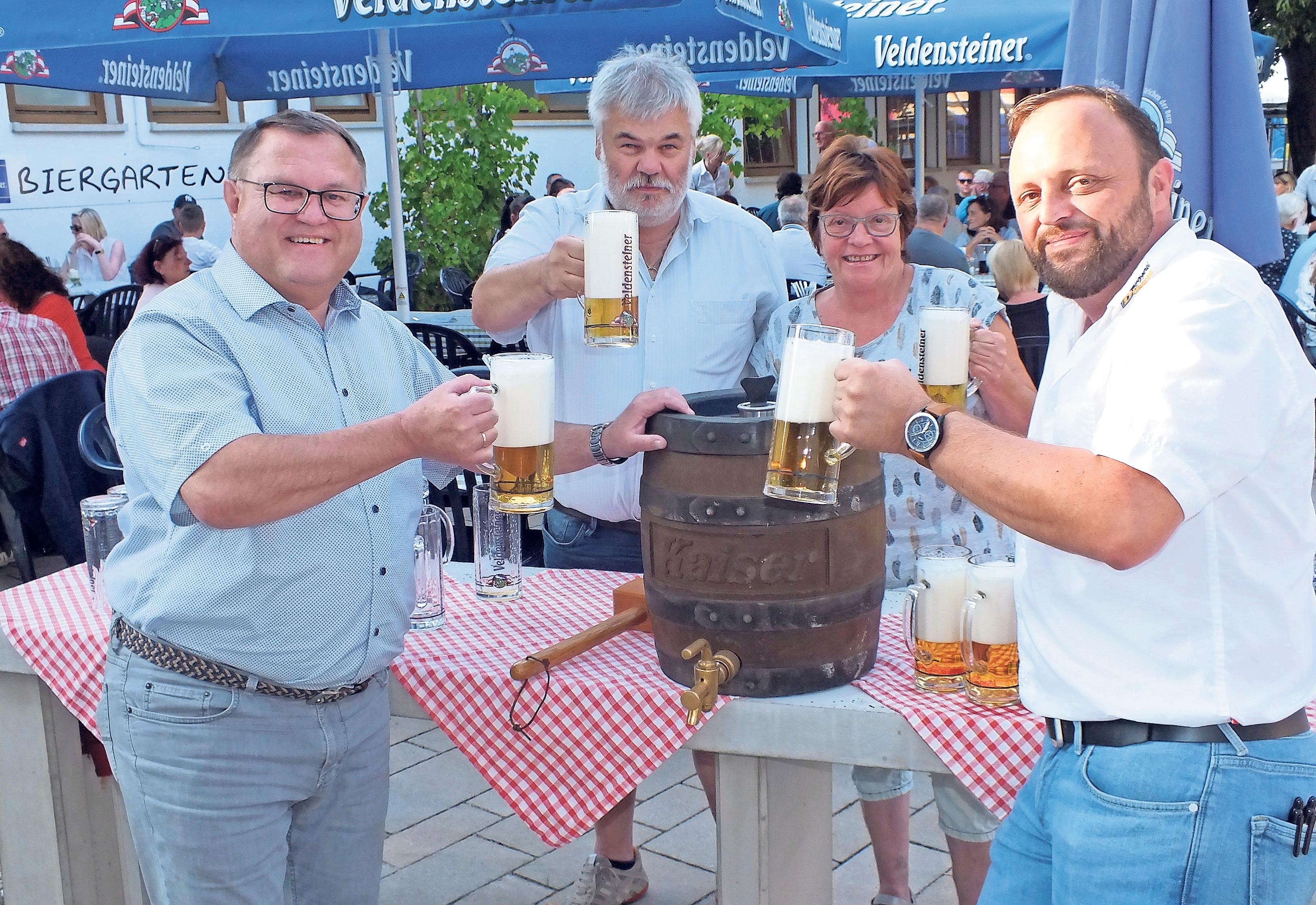 Seit neun Jahren startet die Kerwa der Steig-Gaststätte am Mittwoch um 18 Uhr mit dem Bieranstich durch Bürgermeister Gerald Kolb (links) und Steig-Chef Holger Dünkel (rechts). In der Mitte freuen sich auch Zweiter Bürgermeister Klaus-Dieter Jaunich und Senior-Chefin Doris Dünkel auf die Steig-Kerwa. Seit neun Jahren startet die Kerwa der Steig-Gaststätte am Mittwoch um 18 Uhr mit dem Bieranstich durch Bürgermeister Gerald Kolb (links) und Steig-Chef Holger Dünkel (rechts). In der Mitte freuen sich auch Zweiter Bürgermeister Klaus-Dieter Jaunich und Senior-Chefin Doris Dünkel auf die Steig-Kerwa.
