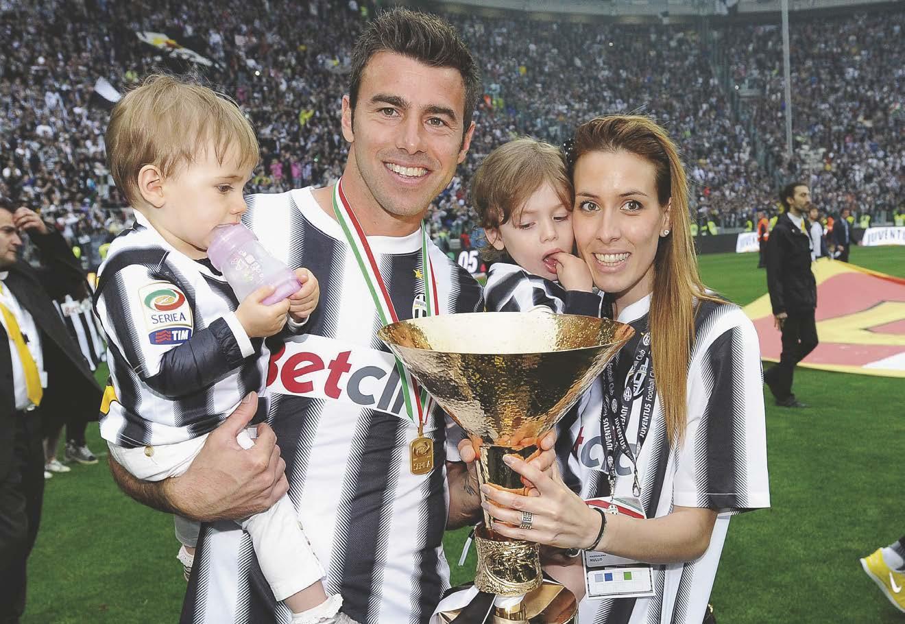 Gold und Silber: Andrea Barzagli mit seiner Maddalena und den beiden Kids nach dem Juventus-Titelgewinn 2012.