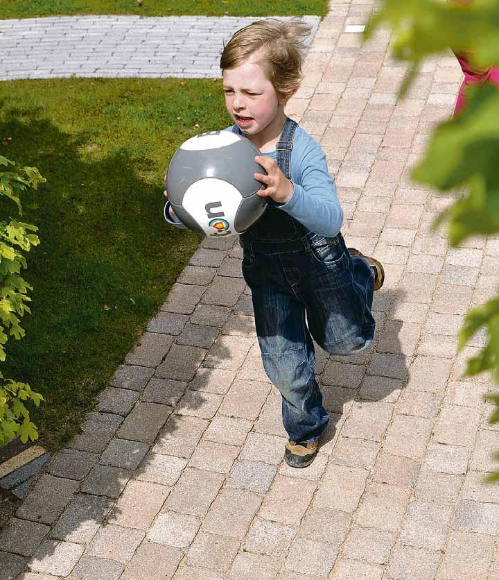 Gartenwege aus Betonsteinen sind robust und sehen viele Jahre gut aus. txn-Foto: betonstein.org Gartenwege aus Betonsteinen sind robust und sehen viele Jahre gut aus. txn-Foto: betonstein.org