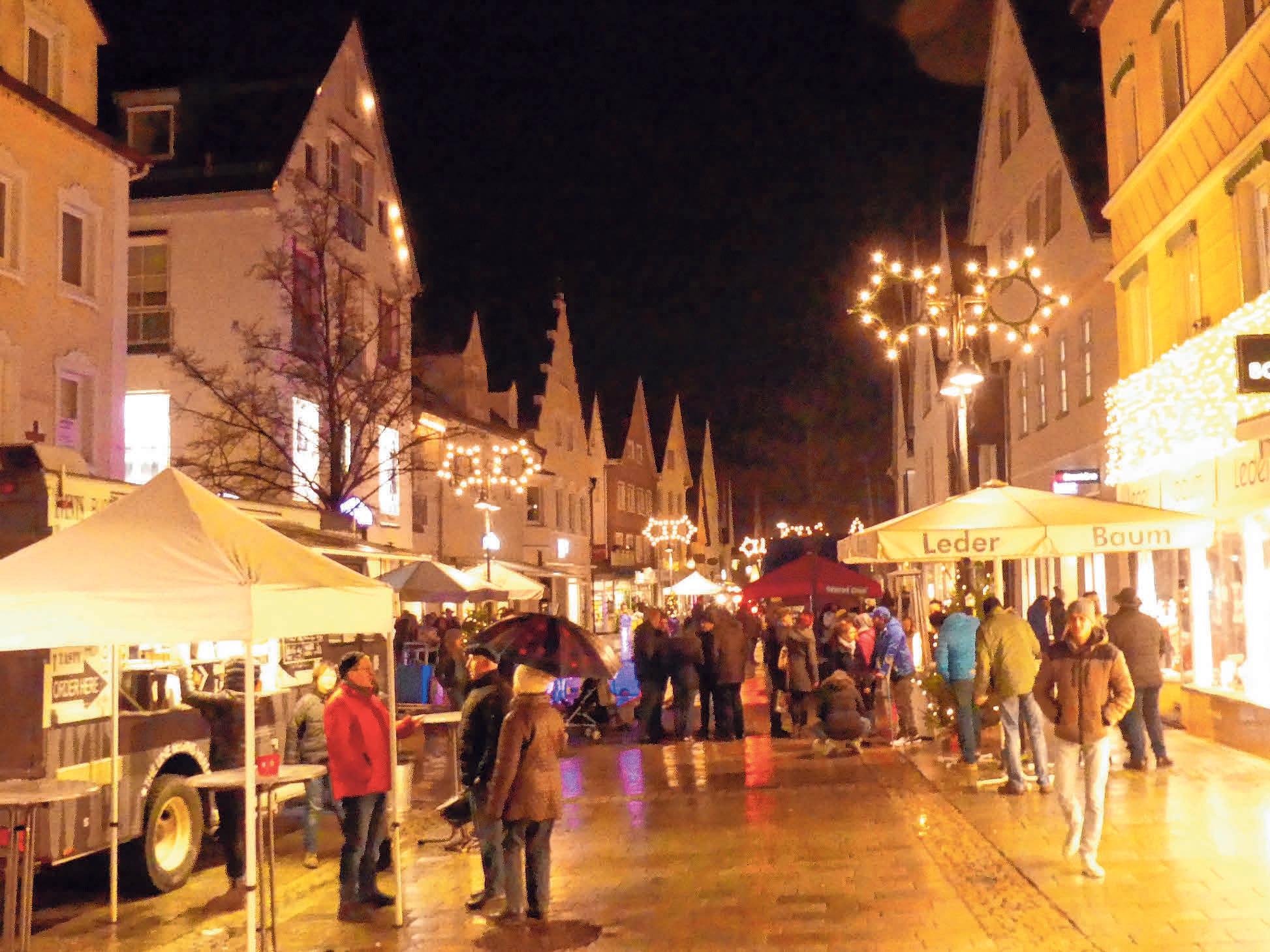 Zum langen Einkaufsabend wird die Ehinger Innenstadt wieder stimmungsvoll beleuchtet sein. FOTO: BURGHART Zum langen Einkaufsabend wird die Ehinger Innenstadt wieder stimmungsvoll beleuchtet sein. FOTO: BURGHART