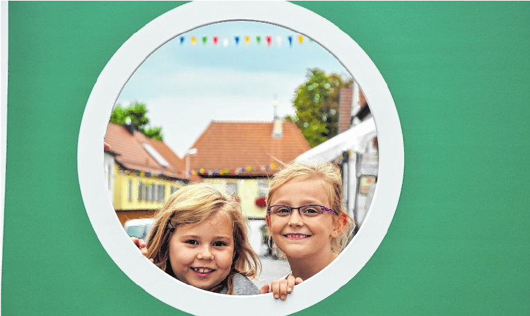 Schöner Ausblick: Kindertag auf der Hofheimer Kirchweih. FOTO: ALOIS WOHLFAHRT Schöner Ausblick: Kindertag auf der Hofheimer Kirchweih. FOTO: ALOIS WOHLFAHRT