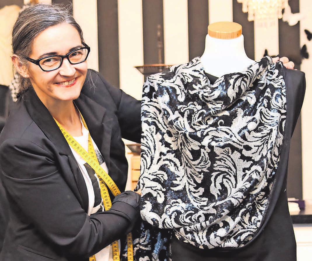 Mit einem Überwurf aus farblich passendem Stoff verleiht Maren Peemöller einem schlichten Kleid Eleganz. Fotos: Petra Dreu Mit einem Überwurf aus farblich passendem Stoff verleiht Maren Peemöller einem schlichten Kleid Eleganz. Fotos: Petra Dreu