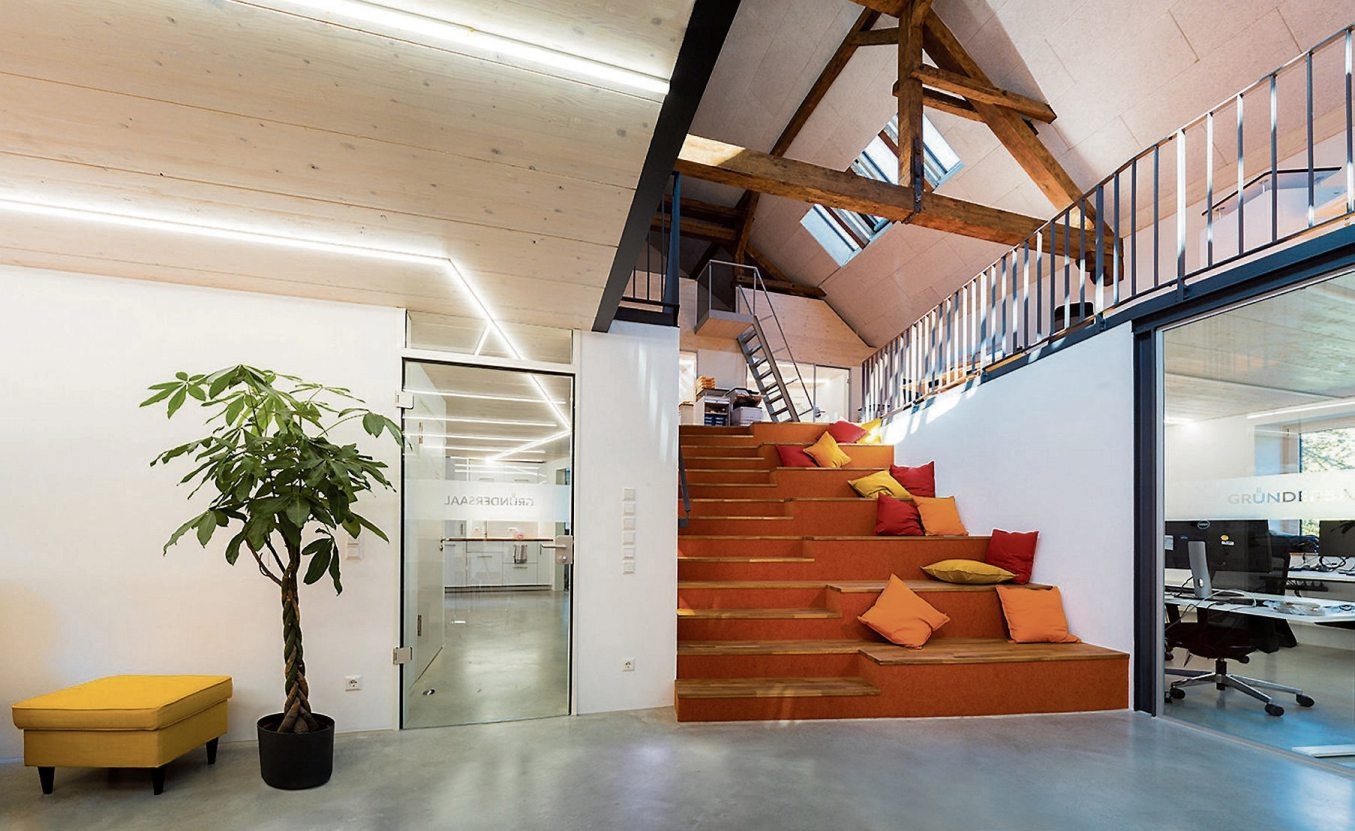 Impressionen aus dem Gründersaal: Ganz oben die Holztreppe, die bei Veranstaltungen als Sitzfläche genutzt werden kann, links darunter ein Blick auf die Galerie und die freigelegten Dachbalken, rechts ein Meetingraum als Ort für kreative Kommunikation. Bilder: COWORK GROUP GmbH Impressionen aus dem Gründersaal: Ganz oben die Holztreppe, die bei Veranstaltungen als Sitzfläche genutzt werden kann, links darunter ein Blick auf die Galerie und die freigelegten Dachbalken, rechts ein Meetingraum als Ort für kreative Kommunikation. Bilder: COWORK GROUP GmbH