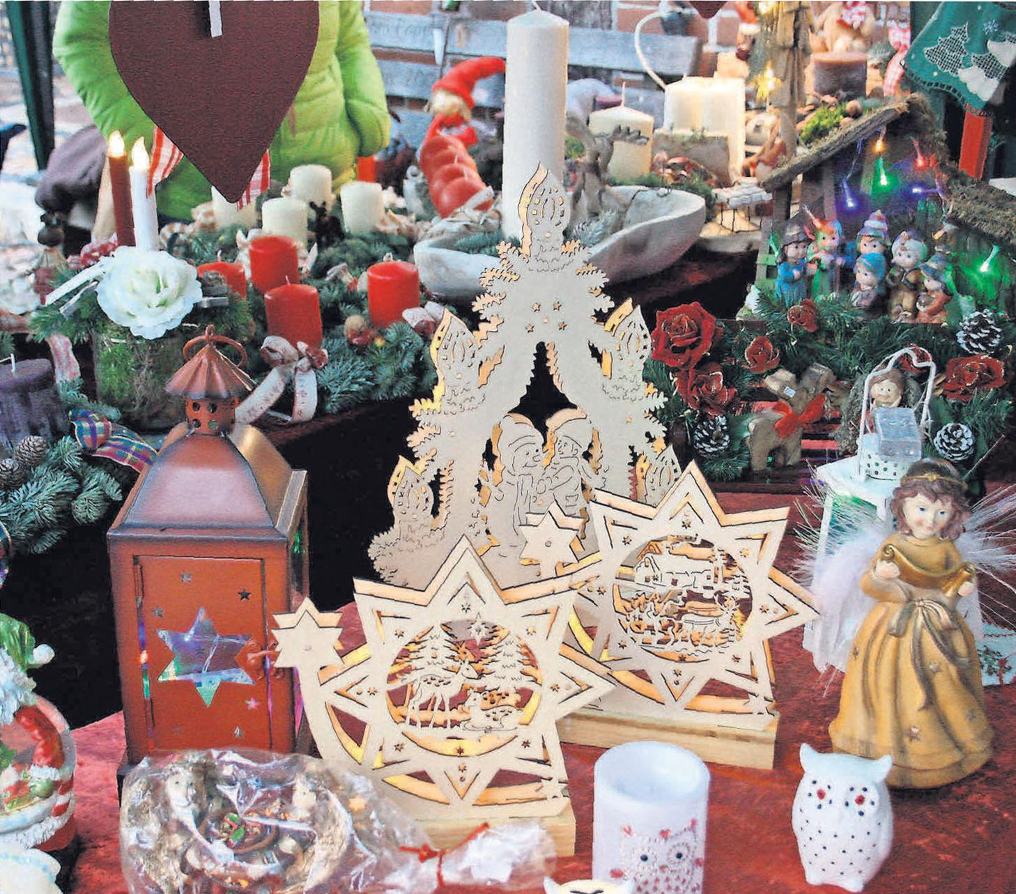 Schwibbögen und Engelchen: In Hänigsen ist Weihnachten traditionell. Schwibbögen und Engelchen: In Hänigsen ist Weihnachten traditionell.
