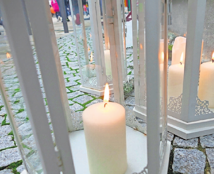 Für einladende Stimmung sorgen Lichter, Kerzen und Laternen überall. Für einladende Stimmung sorgen Lichter, Kerzen und Laternen überall.