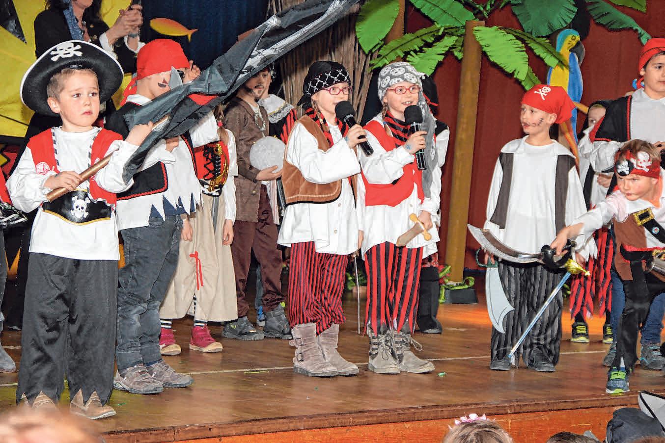 Herzallerliebst: der Kinderball am Fasnetssonntig in Laiz. FOTO: MEYER Herzallerliebst: der Kinderball am Fasnetssonntig in Laiz. FOTO: MEYER
