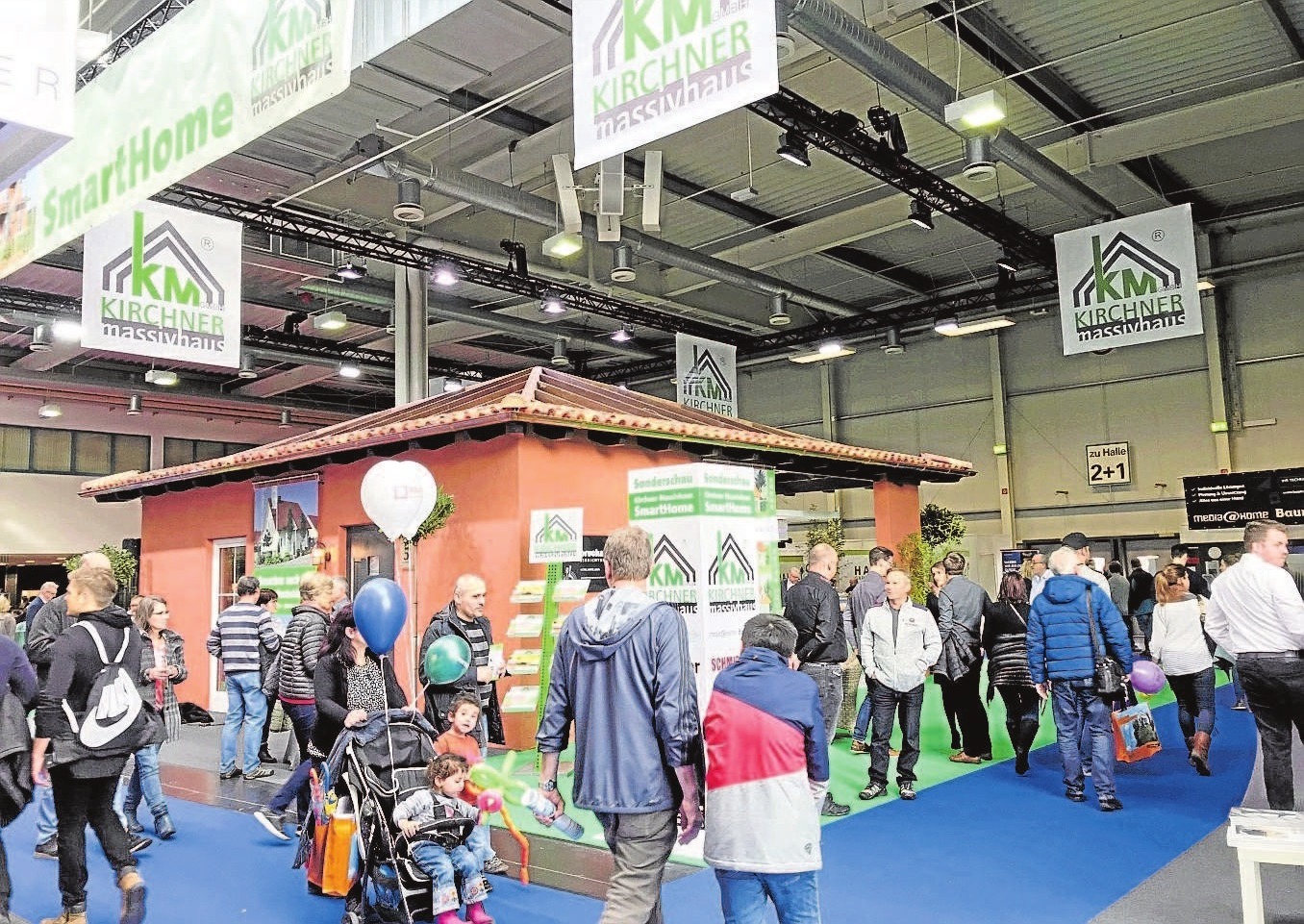 Über 28 000 Besucher – junge Familien, Paare, Senioren – schlenderten durch die drei Hallen und informierten sich bei den rund 300 Ausstellern (Rekordwert) über ihr zukünftiges Eigenheim, beispielsweise bei der Sonderschau „SmartHome“ mit gemauertem Haus. Über 28 000 Besucher – junge Familien, Paare, Senioren – schlenderten durch die drei Hallen und informierten sich bei den rund 300 Ausstellern (Rekordwert) über ihr zukünftiges Eigenheim, beispielsweise bei der Sonderschau „SmartHome“ mit gemauertem Haus.