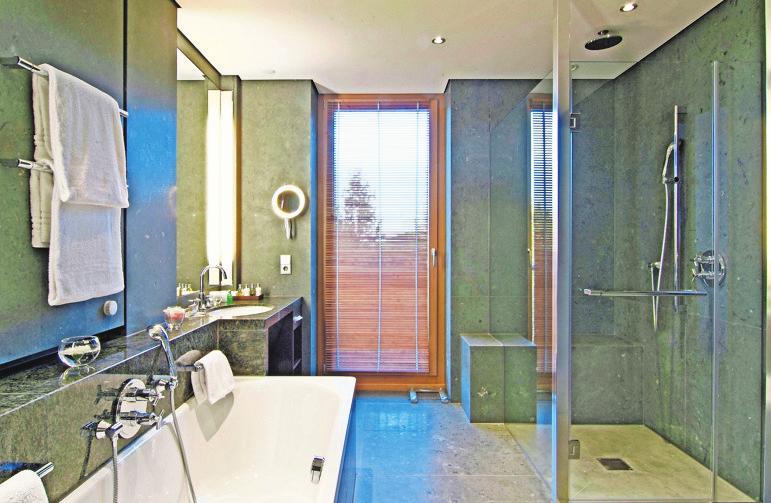 Großformatige Fliesen lassen das Badezimmer wertiger und eleganter wirken. Bei der Verlegung gibt es Besonderheiten zu beachten. Foto: z/djd/Saint-Gobain Weber Großformatige Fliesen lassen das Badezimmer wertiger und eleganter wirken. Bei der Verlegung gibt es Besonderheiten zu beachten. Foto: z/djd/Saint-Gobain Weber