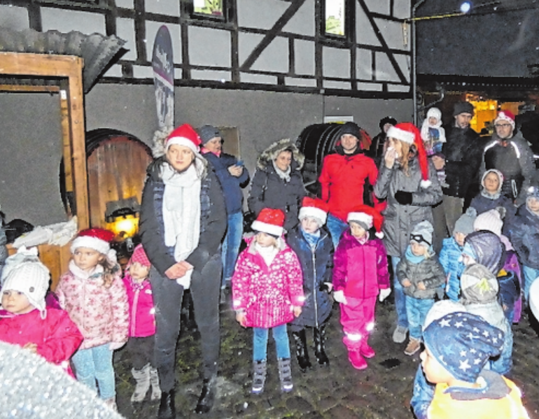 Gespannt warteten die Kinder beim Glühweinfreitag auf den Nikolaus. FOTO: SABRINA BUCHINGER Gespannt warteten die Kinder beim Glühweinfreitag auf den Nikolaus. FOTO: SABRINA BUCHINGER