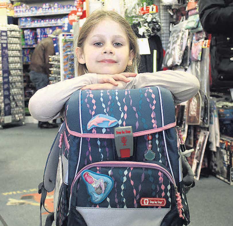 Zoe (5) wollte, dass ihr neuer Ranzen bequem zu tragen ist, als Fan von Meerjungfrauen ist sie aber auch optisch mit ihrer Wahl zufrieden. Zoe (5) wollte, dass ihr neuer Ranzen bequem zu tragen ist, als Fan von Meerjungfrauen ist sie aber auch optisch mit ihrer Wahl zufrieden.