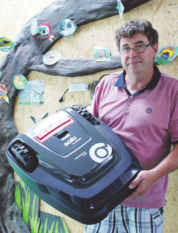 Tombola-Hauptpreis: AS-Vorsitzender Stefan Herb hat einen Mähroboter gespendet. Tombola-Hauptpreis: AS-Vorsitzender Stefan Herb hat einen Mähroboter gespendet.