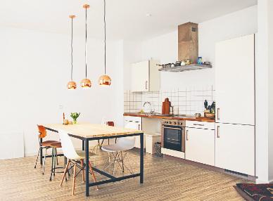 Einzigartige Flächenwirkung: Mit modernem Hochkant-Parkett zieht ein urbaner Look ein, der eine trendige Alternative zu Landhausdiele, Schiffsboden und Co darstellt. Foto: HLC/Berg & Berg Einzigartige Flächenwirkung: Mit modernem Hochkant-Parkett zieht ein urbaner Look ein, der eine trendige Alternative zu Landhausdiele, Schiffsboden und Co darstellt. Foto: HLC/Berg & Berg