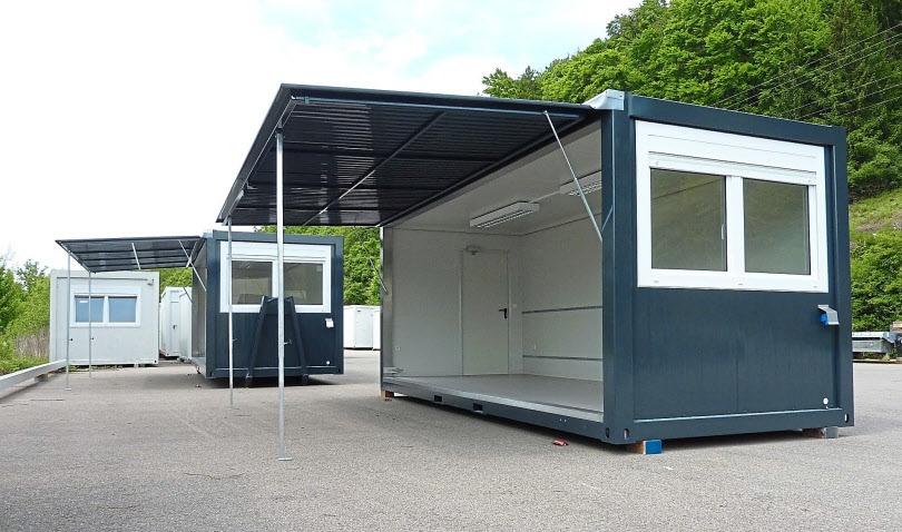 Container sind wandelbar und können mit Abrollunterrahmen, Staplertaschen und großer Stahlklappe auch als Messecontainer gebaut werden. Container sind wandelbar und können mit Abrollunterrahmen, Staplertaschen und großer Stahlklappe auch als Messecontainer gebaut werden.