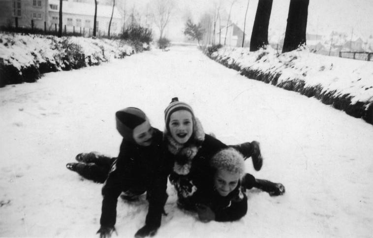 Impressionen aus Neuhofen: spielende Kinder auf dem zugefrorenen Rehbach im Winter um 1940. Impressionen aus Neuhofen: spielende Kinder auf dem zugefrorenen Rehbach im Winter um 1940.