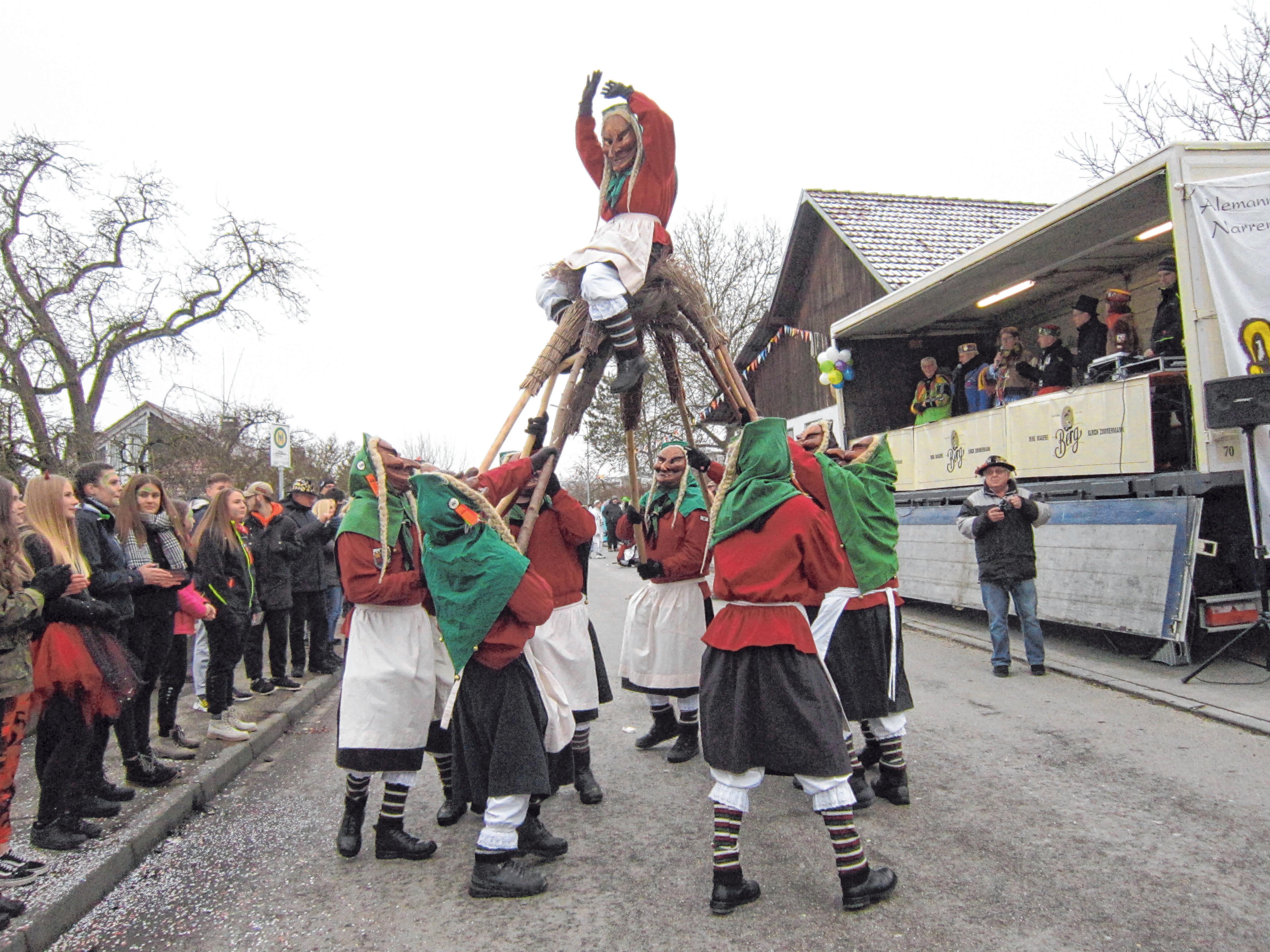 Die Altheimer Hexen treiben es wild und türmen sich zu einer Pyramide auf. Foto: Narrenverein Altheim Die Altheimer Hexen treiben es wild und türmen sich zu einer Pyramide auf. Foto: Narrenverein Altheim