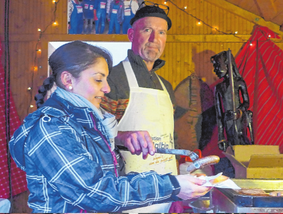 Juliane Krüger und Sassi grillen Wildbratwürstefür einen guten Zweck. Juliane Krüger und Sassi grillen Wildbratwürstefür einen guten Zweck.