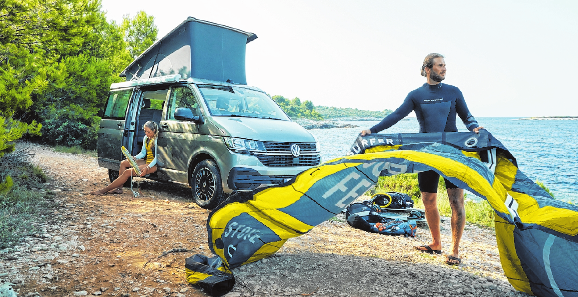 Mit Aufstelldach und in zwei verschiedenen Farben bietet Volkswagen den überarbeiteten California 6.1 an. FOTO: VOLKSWAGEN AG/TMN Mit Aufstelldach und in zwei verschiedenen Farben bietet Volkswagen den überarbeiteten California 6.1 an. FOTO: VOLKSWAGEN AG/TMN