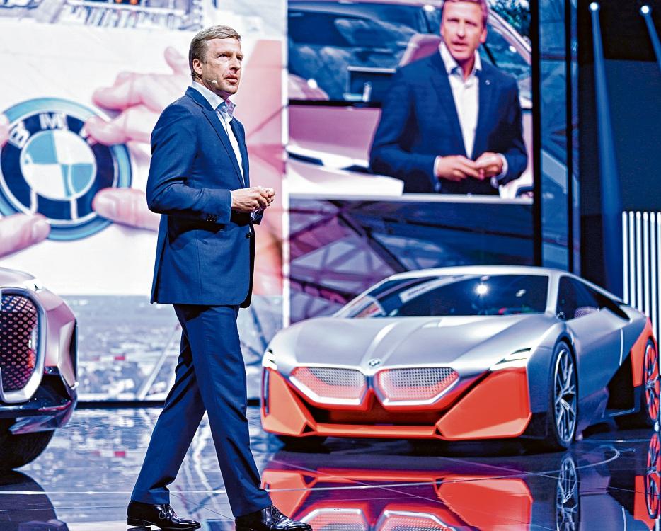 Den Blick nach vorne gibt es auf der IAA bei BMW, Firmenchef Oliver Zispe präsentiert den mNext. Das aufregend-geformte Studienauto soll das BMW-Gesicht von übermorgen zeigen. FOTO: UWE ANSPACH