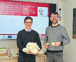 Denny Paulicke (links) mit Paro und Sebastian Hofstetter mit der sozial assistiven Technologie bei Inkontinenz. FOTO: NICOLE KIRBACH Denny Paulicke (links) mit Paro und Sebastian Hofstetter mit der sozial assistiven Technologie bei Inkontinenz. FOTO: NICOLE KIRBACH
