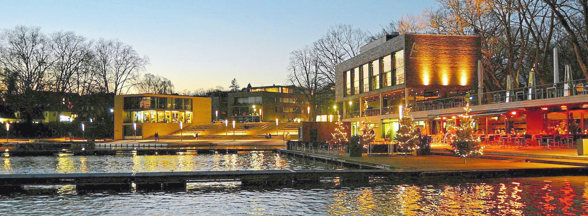 In der Dämmerung kommt die große Panorama-Terrasse, die direkt an das Wasser des Aasees grenzt, besonders gut zur Geltung. In der Dämmerung kommt die große Panorama-Terrasse, die direkt an das Wasser des Aasees grenzt, besonders gut zur Geltung.