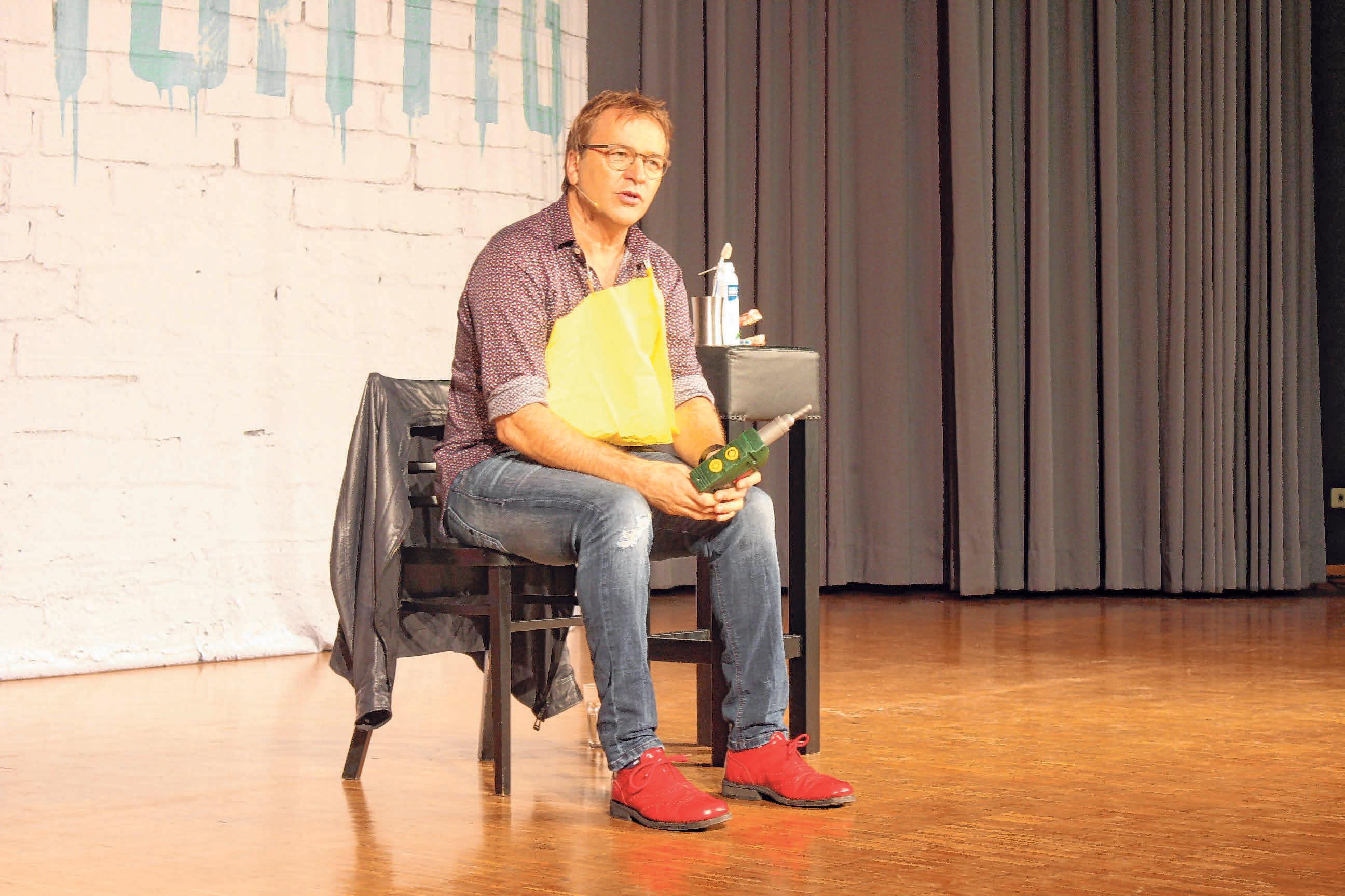 Comedian Heinrich del Core erheitert das Publikum mit Geschichten aus dem Alltag. Selbst aus einem Besuch beim Zahnarzt macht er einen Frontalangriff auf die Lachmuskeln. FOTO: A. SCHMITT Comedian Heinrich del Core erheitert das Publikum mit Geschichten aus dem Alltag. Selbst aus einem Besuch beim Zahnarzt macht er einen Frontalangriff auf die Lachmuskeln. FOTO: A. SCHMITT