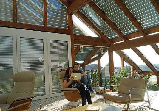 Wintergarten lässt sich im Hochsommer ein kühler Kopf bewahren, wenn die Glasscheiben mit modernen Beschattungslösungen geschützt werden.Bild: djd/Schanz Rollladensysteme Wintergarten lässt sich im Hochsommer ein kühler Kopf bewahren, wenn die Glasscheiben mit modernen Beschattungslösungen geschützt werden.Bild: djd/Schanz Rollladensysteme