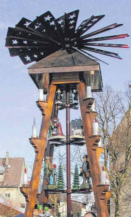 Die rund sechs Meter hohe Weihnachtspyramde stammt aus dem Erzgebirge. Die rund sechs Meter hohe Weihnachtspyramde stammt aus dem Erzgebirge.