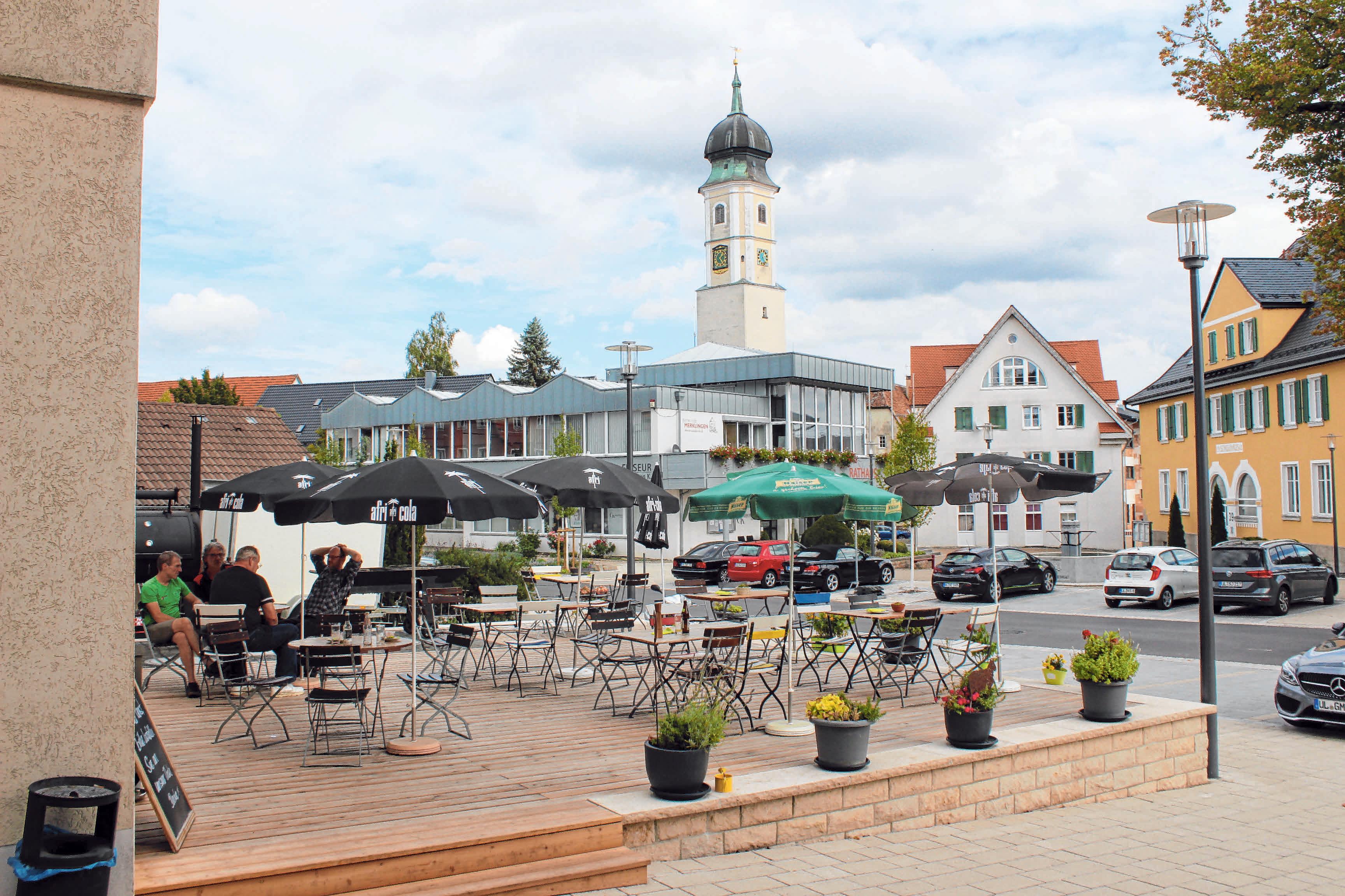 Die „AlbErnte“ hat nun eine herrliche Terrasse mit Blick in die Ortsmitte. FOTOS: SU Die „AlbErnte“ hat nun eine herrliche Terrasse mit Blick in die Ortsmitte. FOTOS: SU