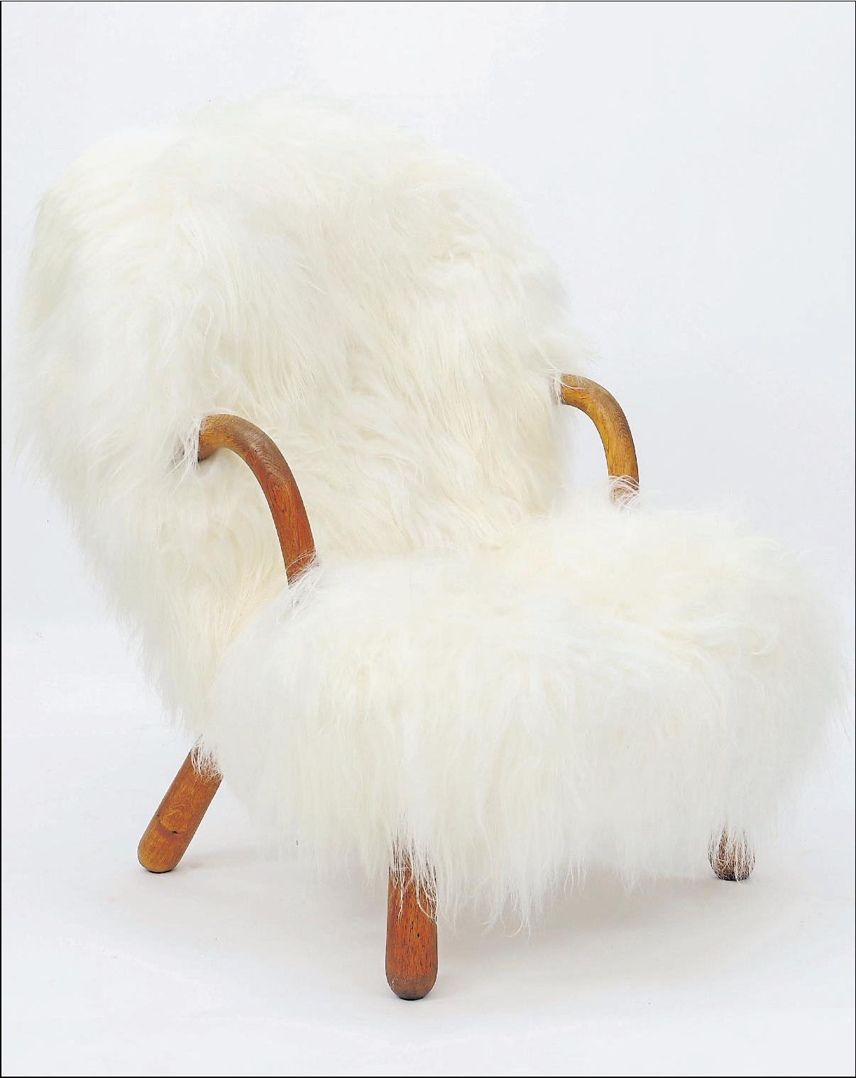 4 Rare fauteuil Clam de Philip Artcander. Circa 1945. Chêne et peau de chèvre naturelle de l’Himalaya. Photos: Antiques &amp; Art Fair Luxembourg