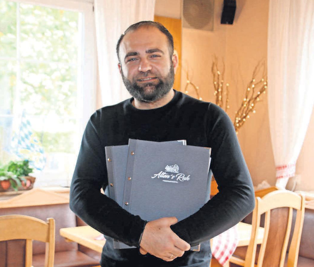 Kosta Ioannidis bietet im Ausflusglokal Alten’s Ruh moderne vergane und vegetarische Gerichte, ebenso wie klassische Rinderroulade, Schnitzel und Rippchen. Kosta Ioannidis bietet im Ausflusglokal Alten’s Ruh moderne vergane und vegetarische Gerichte, ebenso wie klassische Rinderroulade, Schnitzel und Rippchen.