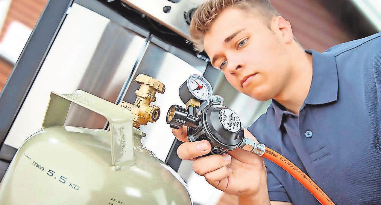 Gasgriller sollten regelmäßig ihr Gerät und die sogenannte Peripherie überprüfen – also Druckregler, Schlauchleitung und Anschlüsse. Foto: djd/GOK Regler- und Armaturen-Gesellschaft mbH & Co. KG/ Werbestudio S-G Gasgriller sollten regelmäßig ihr Gerät und die sogenannte Peripherie überprüfen – also Druckregler, Schlauchleitung und Anschlüsse. Foto: djd/GOK Regler- und Armaturen-Gesellschaft mbH & Co. KG/ Werbestudio S-G