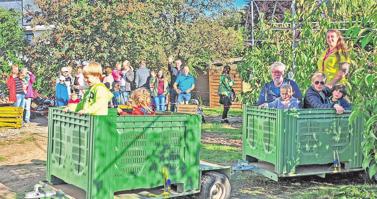 Beim Regionsentdeckertag auf dem Hof der Familie Hahne können Kinder in Obstkisten durch die Plantage fahren Fotos: Stephanie Zerm (3) Beim Regionsentdeckertag auf dem Hof der Familie Hahne können Kinder in Obstkisten durch die Plantage fahren Fotos: Stephanie Zerm (3)