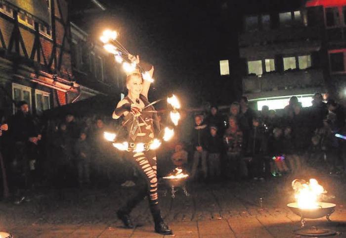 Feuerkünstlerin Luna liefert eine atemberaubende Show vor dem Alten Krug. Feuerkünstlerin Luna liefert eine atemberaubende Show vor dem Alten Krug.