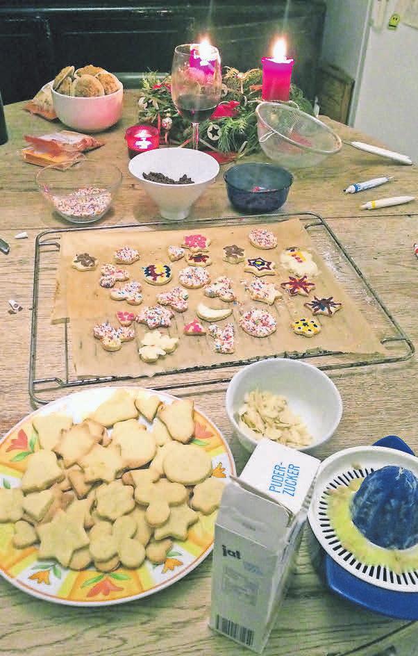 In Hannover backt Nerea Lakuntza Plätzchen mit Freunden und macht sich damit bei ihrer baskischen Familie beliebt. In Hannover backt Nerea Lakuntza Plätzchen mit Freunden und macht sich damit bei ihrer baskischen Familie beliebt.
