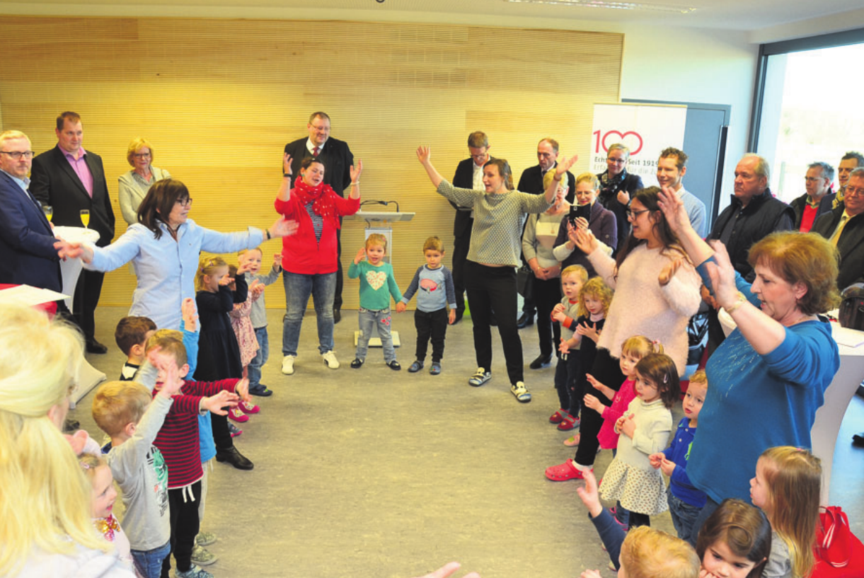 Ein Lied zum Auftakt. Die Kinder führten den selbstgeschriebenen Song über „Wolle Wolfsburg“ auf. Die Kita in Wendschott wird von der Arbeiterwohlfahrt betrieben. Ein Lied zum Auftakt. Die Kinder führten den selbstgeschriebenen Song über „Wolle Wolfsburg“ auf. Die Kita in Wendschott wird von der Arbeiterwohlfahrt betrieben.